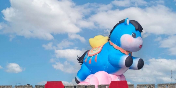 16米萌马现身南京中华门！