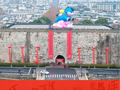 城门挂春联，南京开门红！