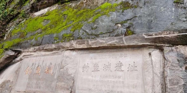 重庆妹子请吃杀猪饭爆火，竟关联改变世界历史的钓鱼城！