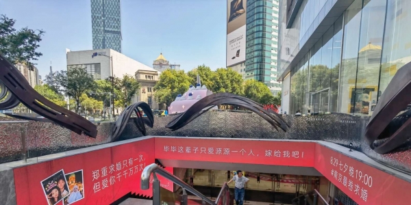 谁这么有实力啊？新街口霸屏求婚啊！
