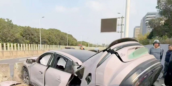 蔚来这车撞的，都撞成两截了？